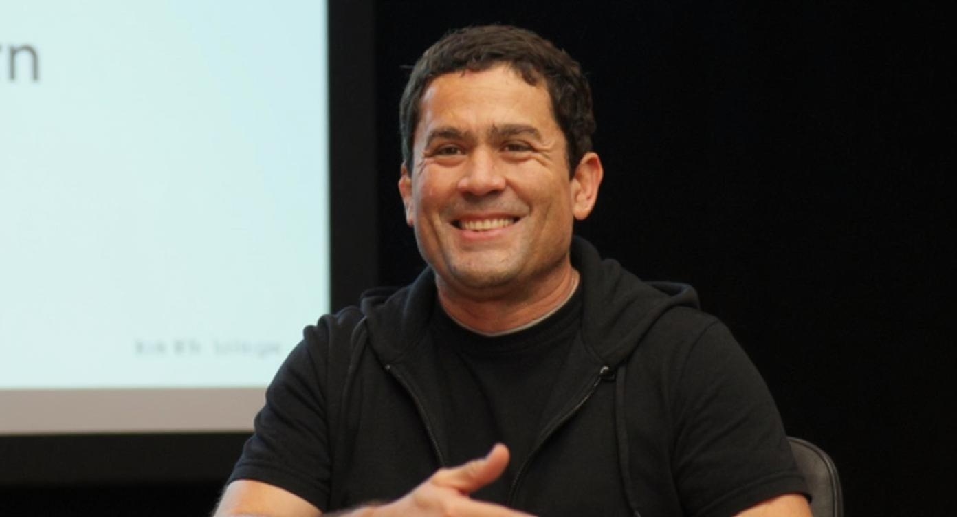 Nicolás Mella hablando